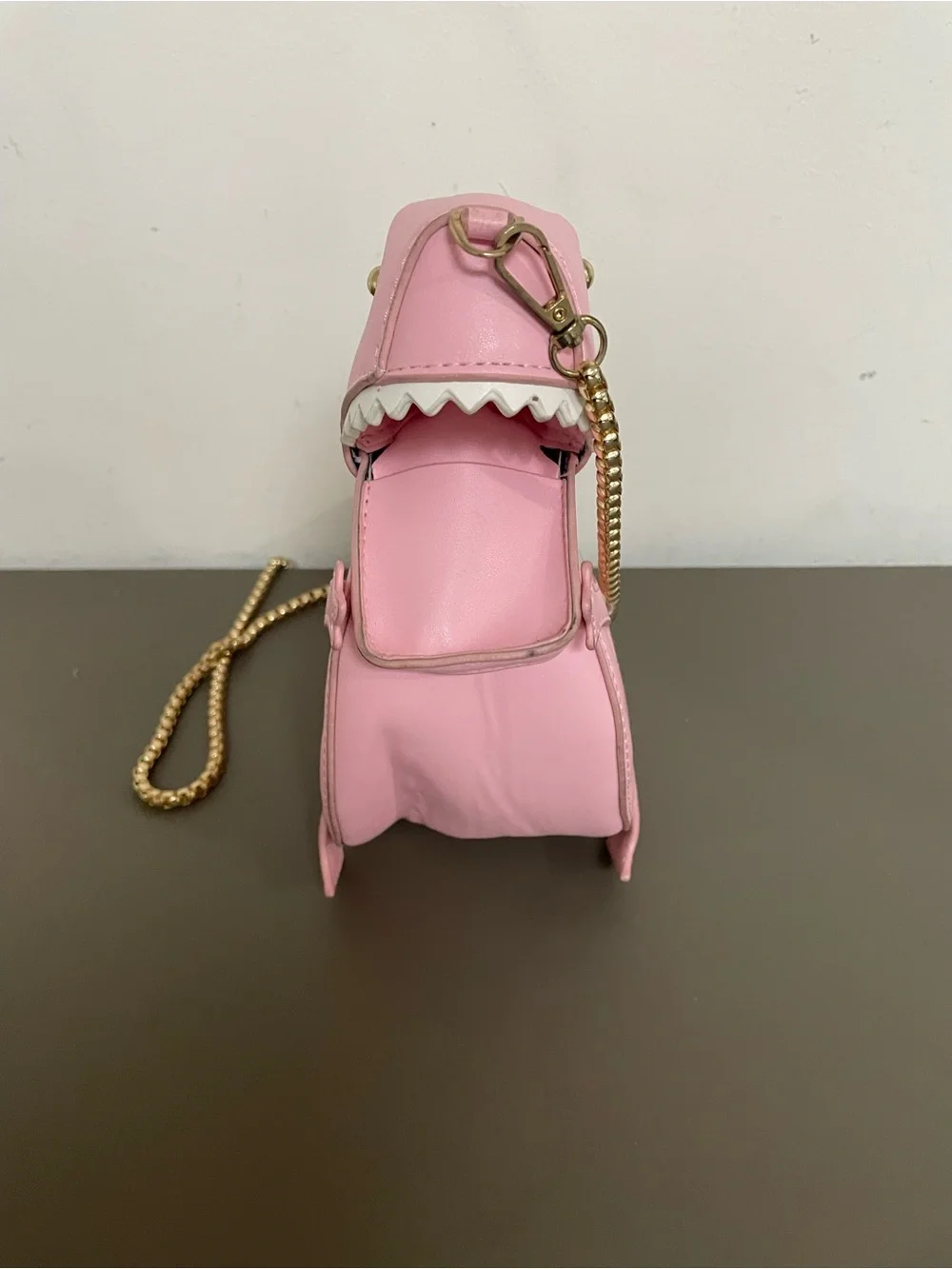 Pink Dinosaur-Shaped Crossbody Bag with Gold Chain